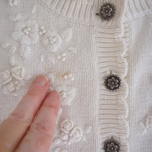 Northern Reflections White Knit Cardigan Floral Embroidered Grandmacore M Cotton - Picture 10 of 12